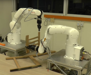 Roboter müht sich mit Ikea-Stuhl ab