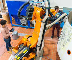 Roboter entfernt Flugzeuglack mit Mais