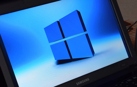 Windows-10-Logo auf Laptop-Bildschirm 
